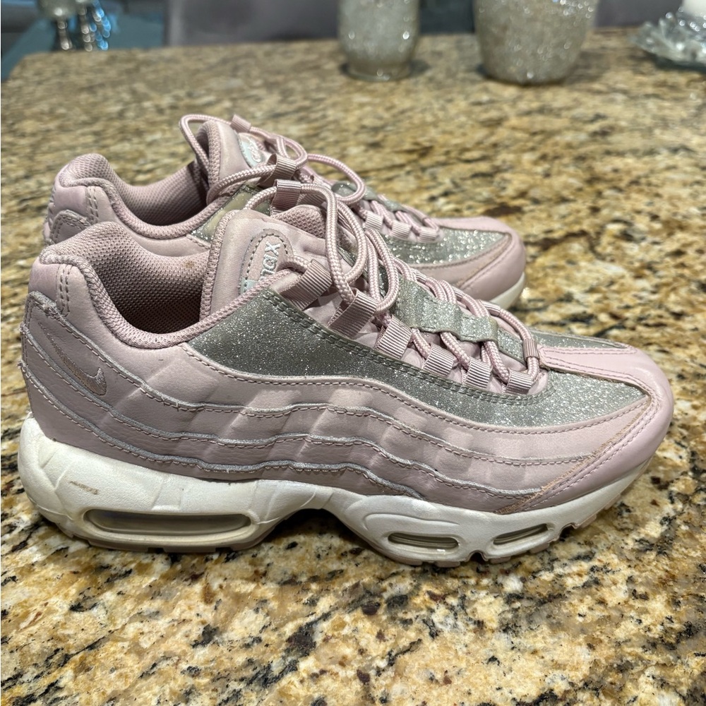 Nike Women's Air Max 95 in Light Pink size 7.5 women’s - Picture 2 of 9